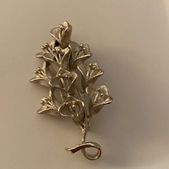 9 Vintage Floral Flower Themed Pins Brooches incl Sarah Coventry Avon Monet - Picture 10 of 16